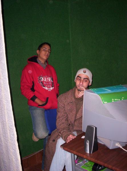 in this moment i was thinking how to extract a pic from the web and behind Oussama desturbe me cause i was taking thus picture...!!!!!!